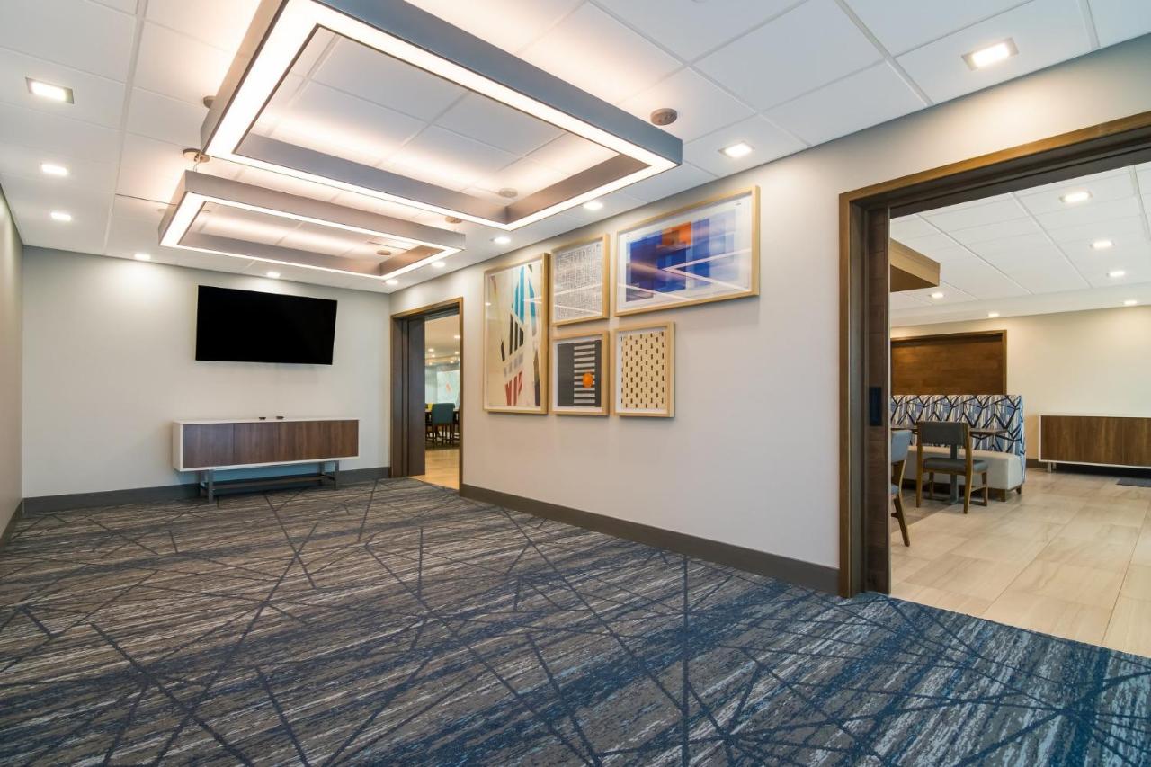 | Holiday Inn Express & Suites - Springdale - Fayetteville Area