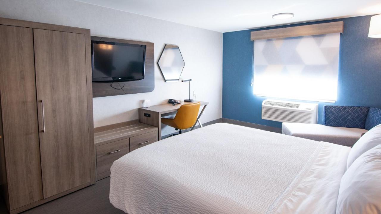 King Room - Non-Smoking at Holiday Inn Express Oakdale, an IHG Hotel