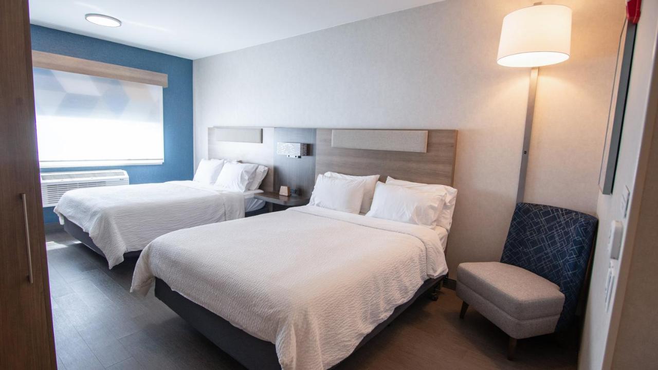 Queen Room - Mobility Access Tub/Non-Smoking at Holiday Inn Express Oakdale, an IHG Hotel