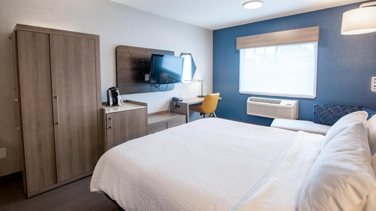 King Room - Non-Smoking at Holiday Inn Express Oakdale, an IHG Hotel