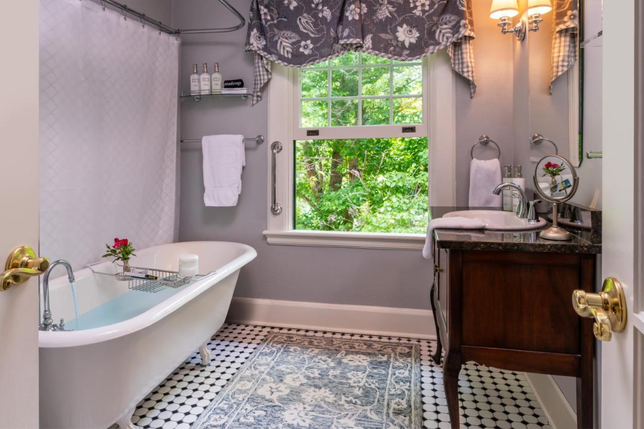 | Pinecrest Bed & Breakfast