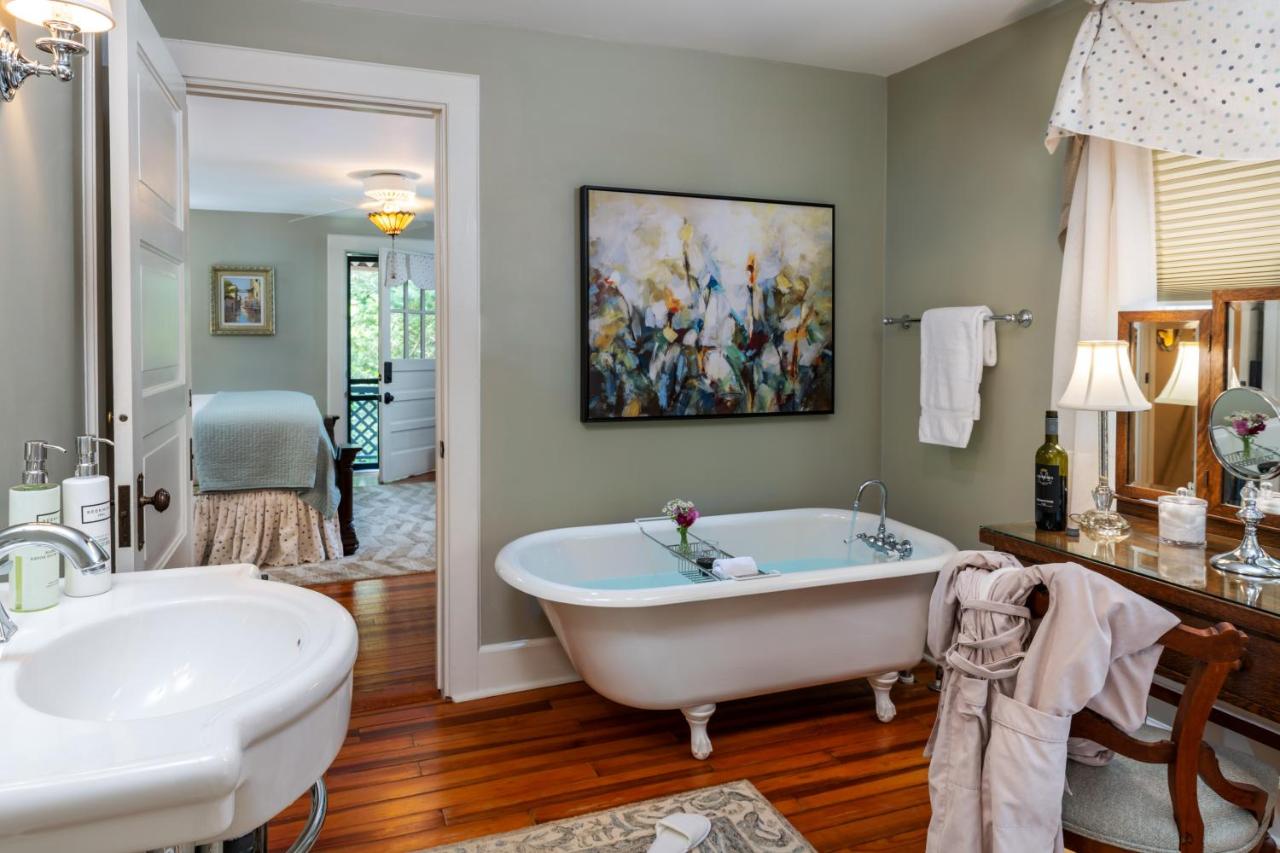 | Pinecrest Bed & Breakfast