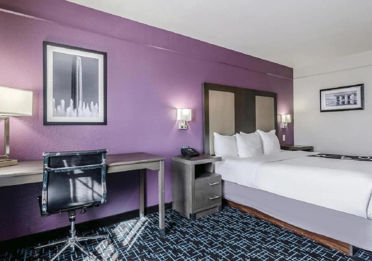 Deluxe King Room at La Quinta Inn & Suites by Wyndham Kansas City Airport