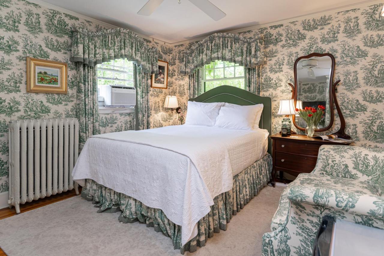 | Pinecrest Bed & Breakfast