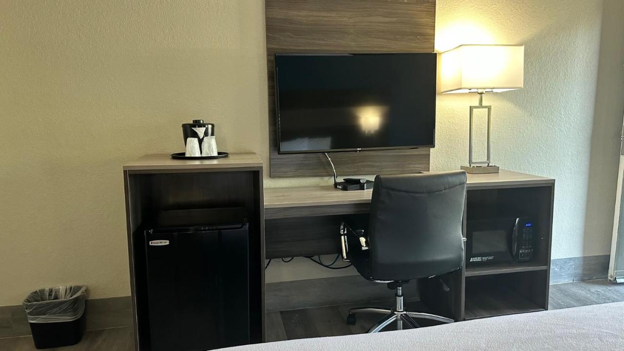 King Room at Days Inn by Wyndham San Diego Vista