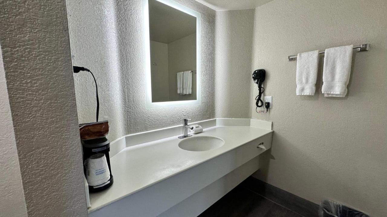 King Room at Days Inn by Wyndham San Diego Vista