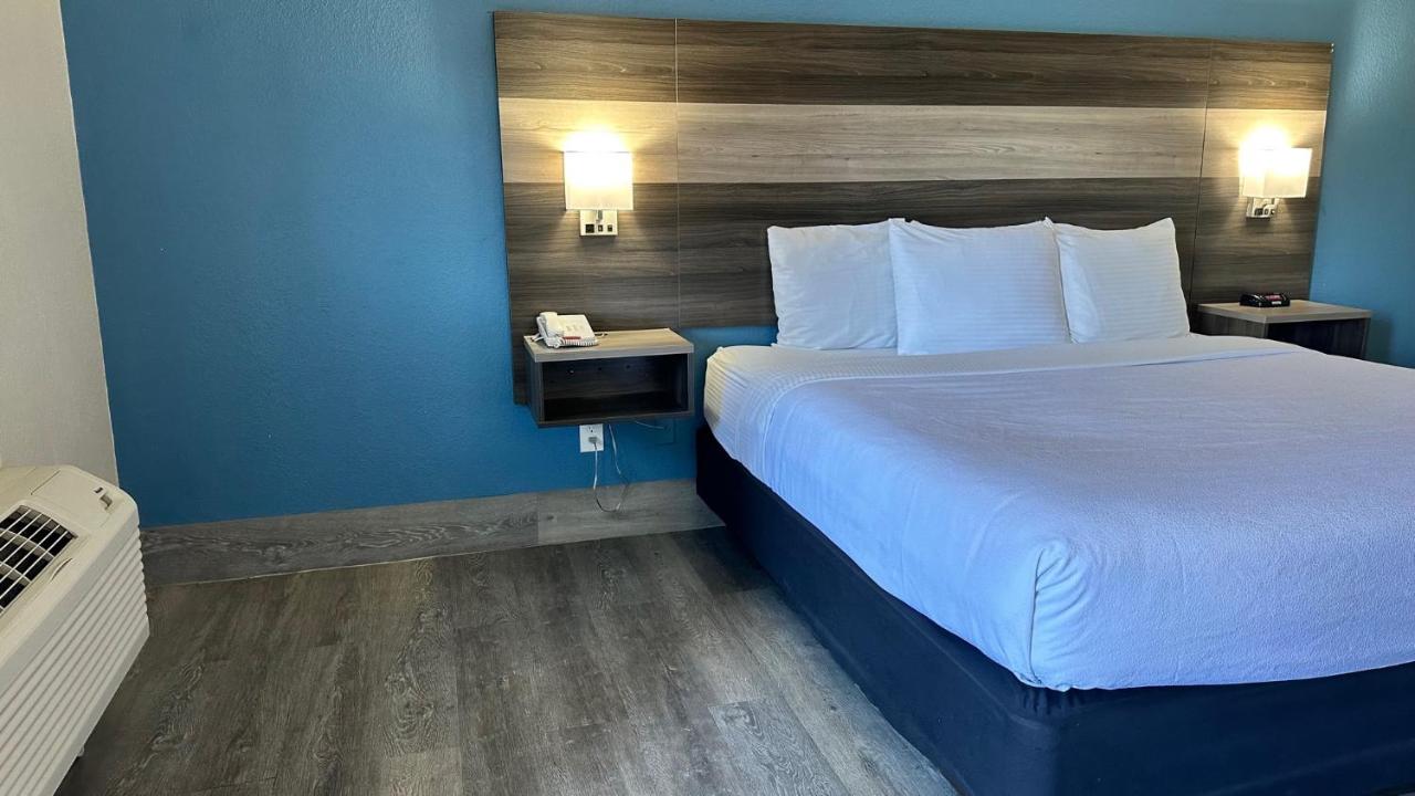 King Room at Days Inn by Wyndham San Diego Vista