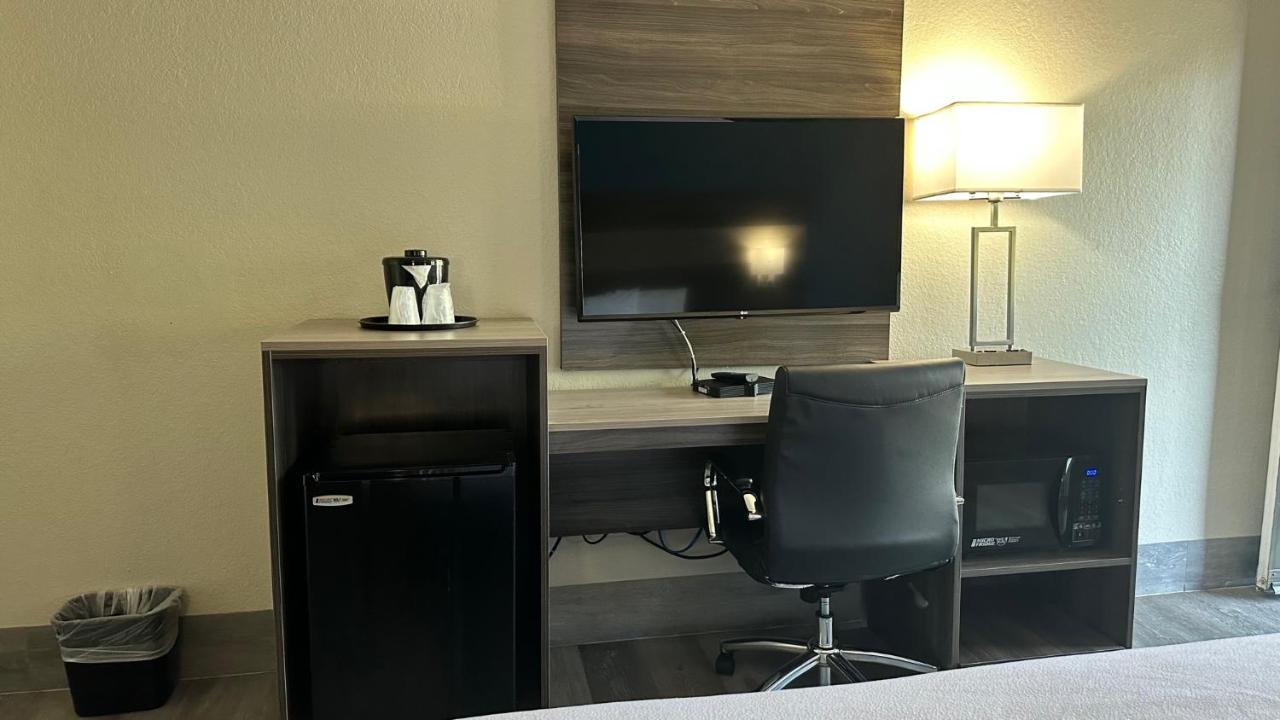 King Room - Disability Access at Days Inn by Wyndham San Diego Vista