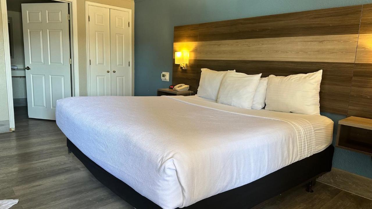 King Room - Disability Access at Days Inn by Wyndham San Diego Vista