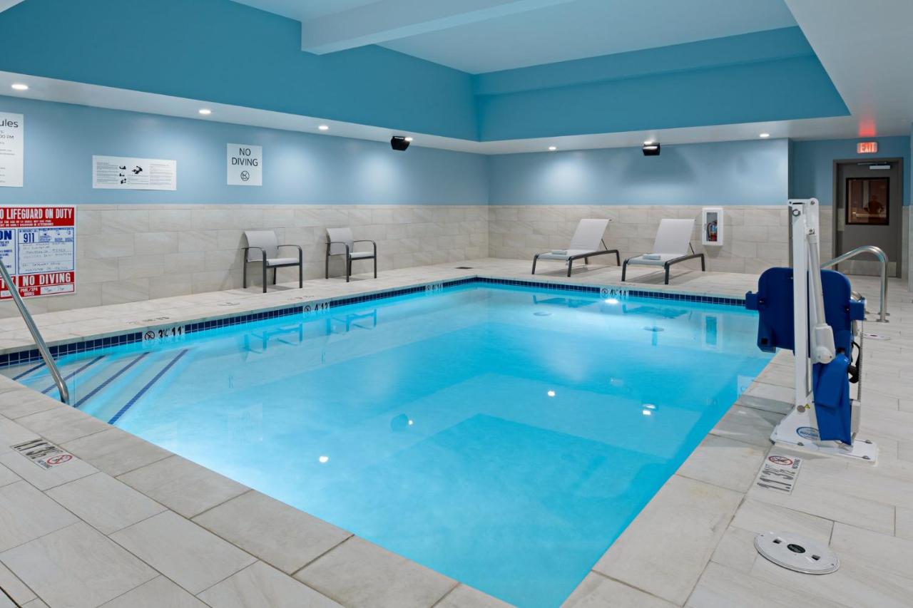 | Holiday Inn Express & Suites - Hollister, an IHG Hotel