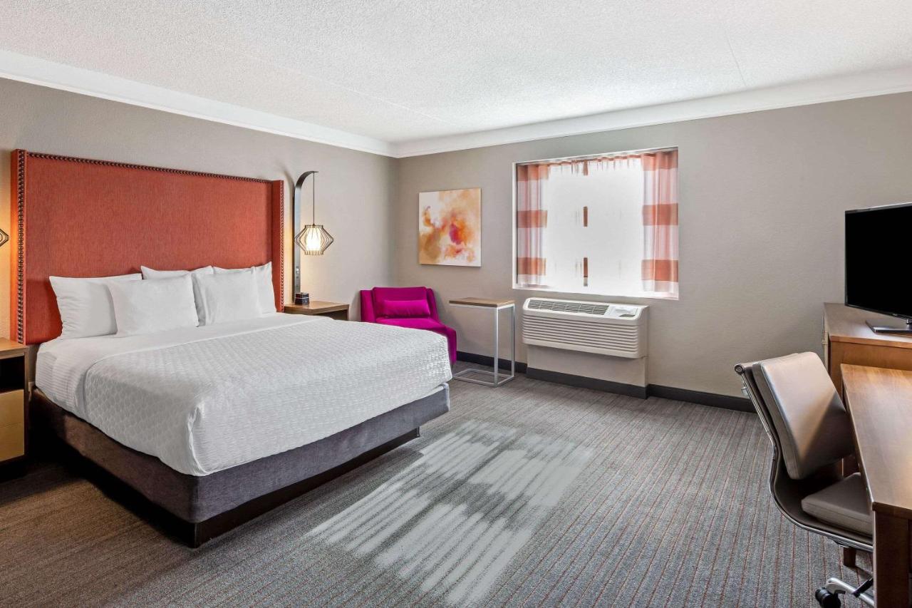 Deluxe King Room at La Quinta Inn & Suites by Wyndham San Francisco Airport N