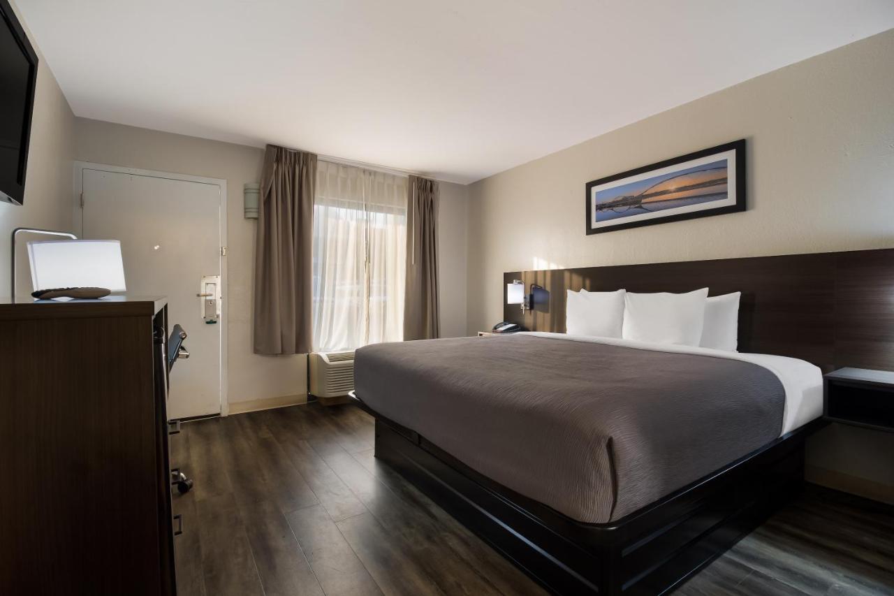 King Room - Accessible/Non-Smoking at Quality Inn Coliseum