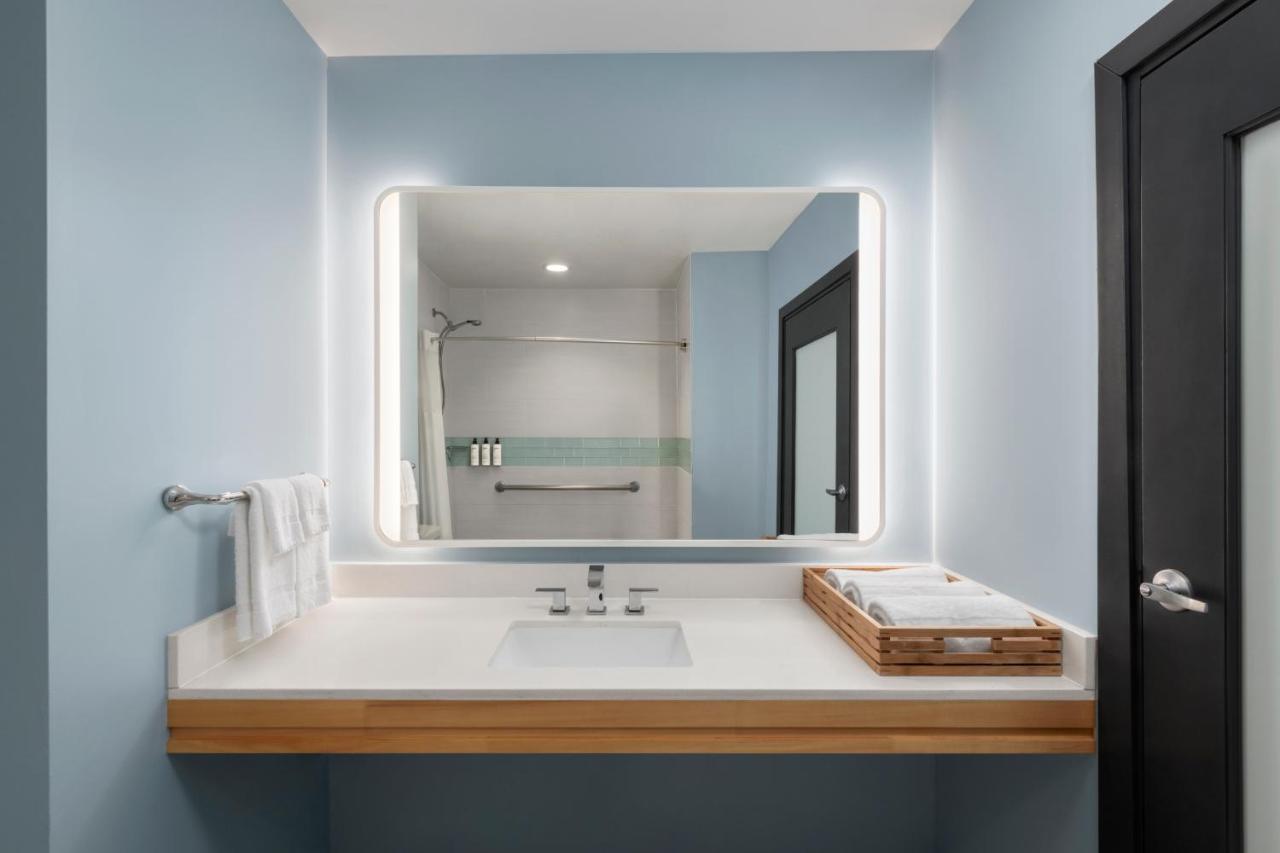 Queen Room - Disability Access at Catalina Canyon Inn