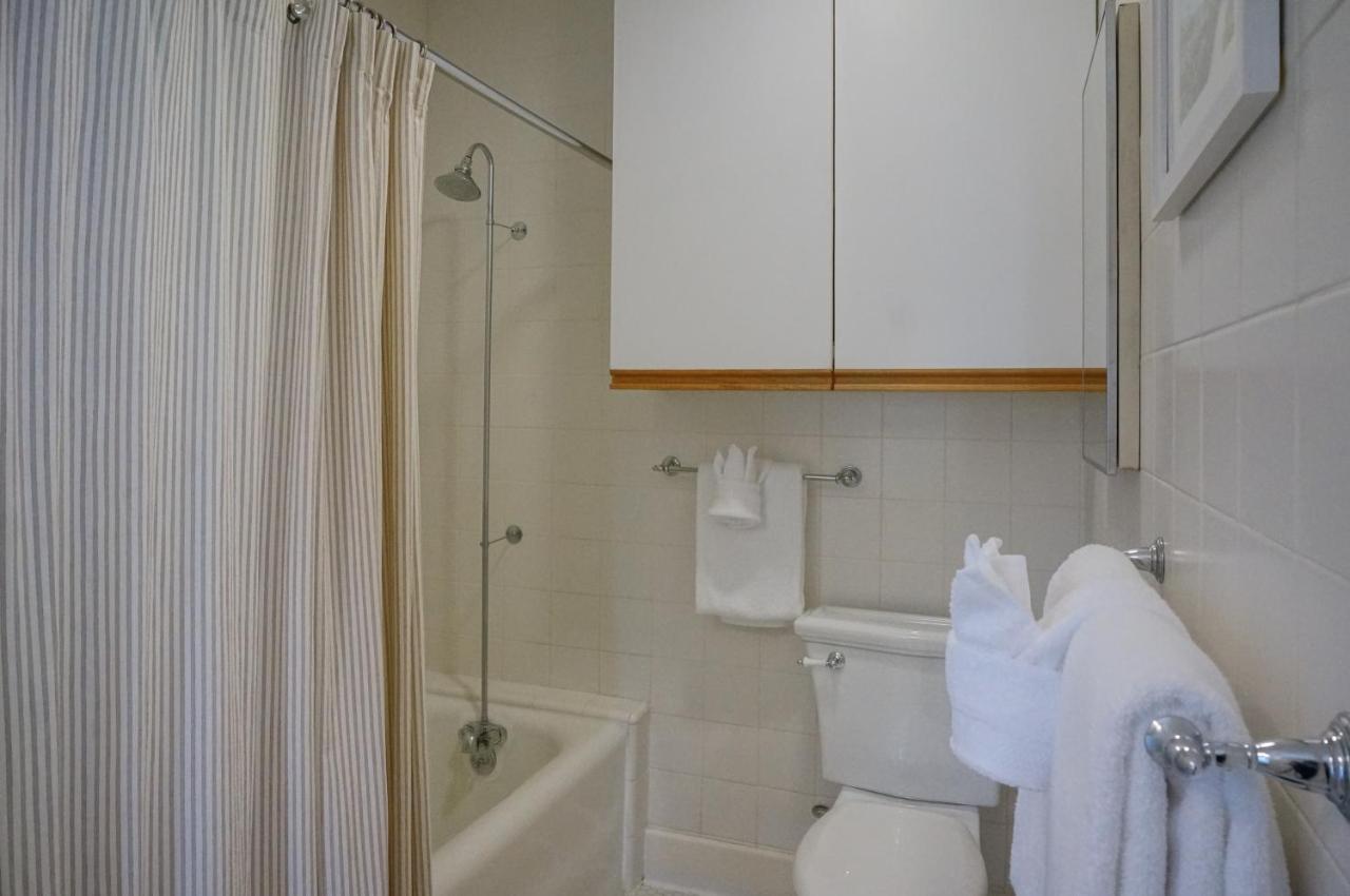 Deluxe King Studio with Kitchen - 116B at Harbor House Inn
