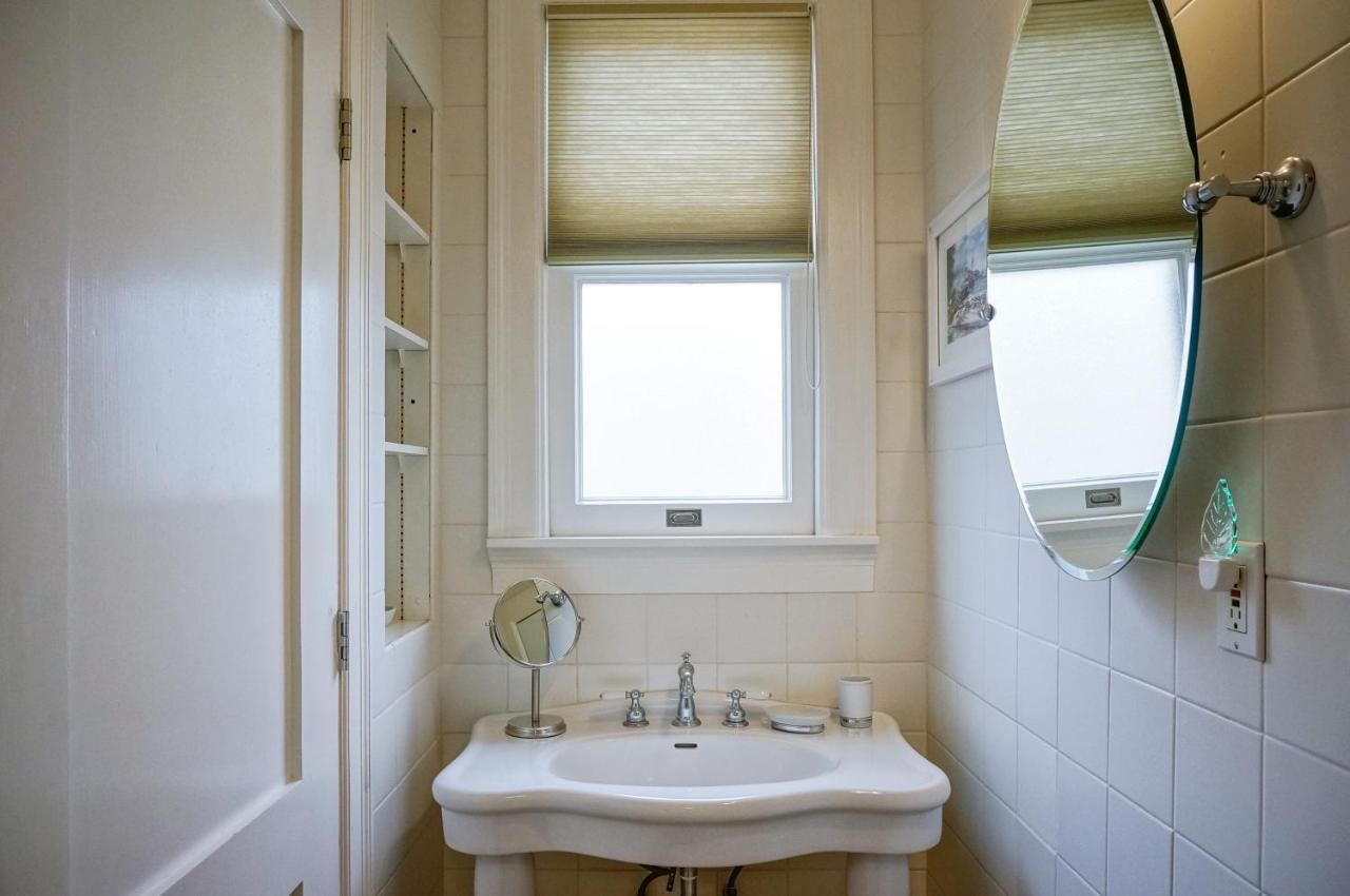 Deluxe King Studio with Kitchen - 116B at Harbor House Inn