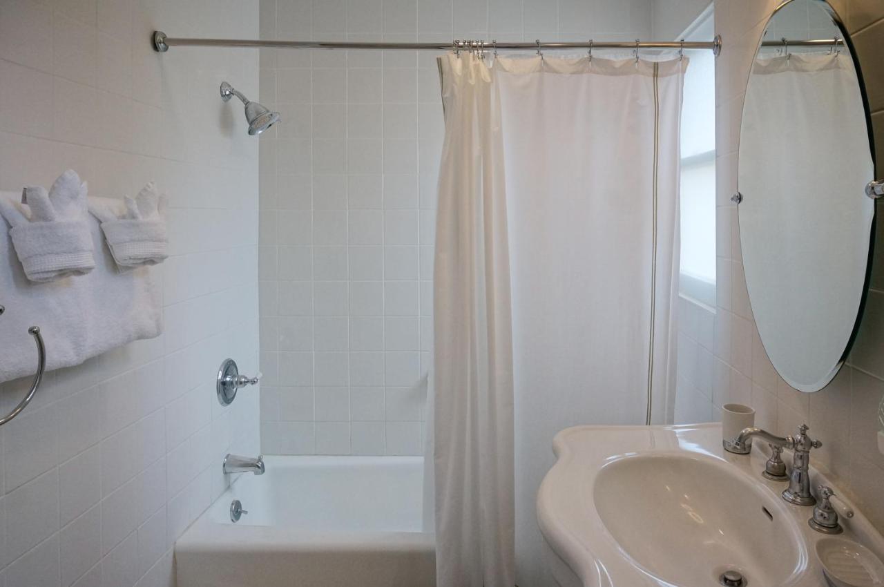 Deluxe King Studio with Kitchen - 116A at Harbor House Inn