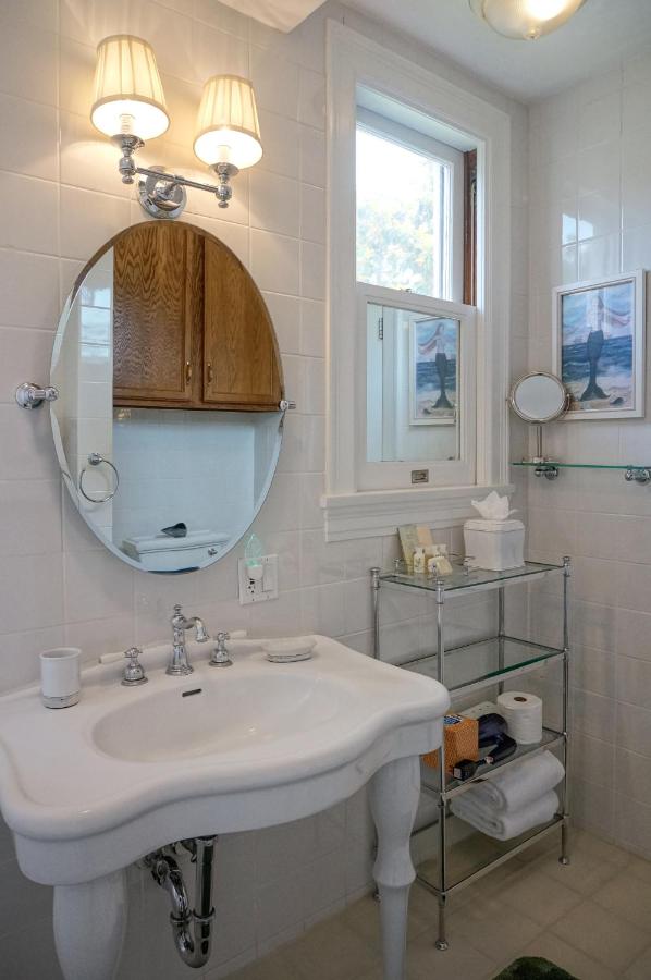 Deluxe King Studio with Kitchen - 116A at Harbor House Inn