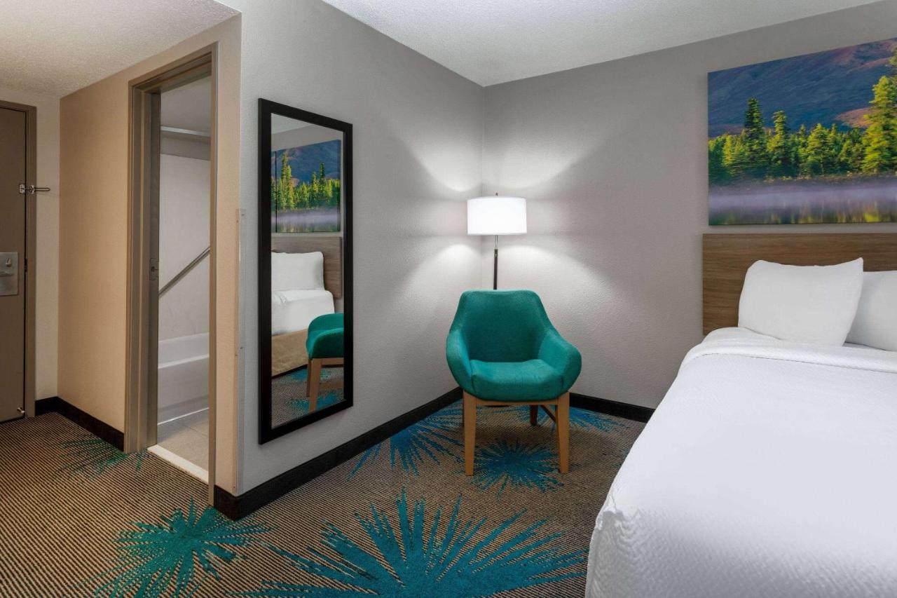 King  Studio Suite, Non-Smoking  at Days Inn & Suites by Wyndham Denver International Airport