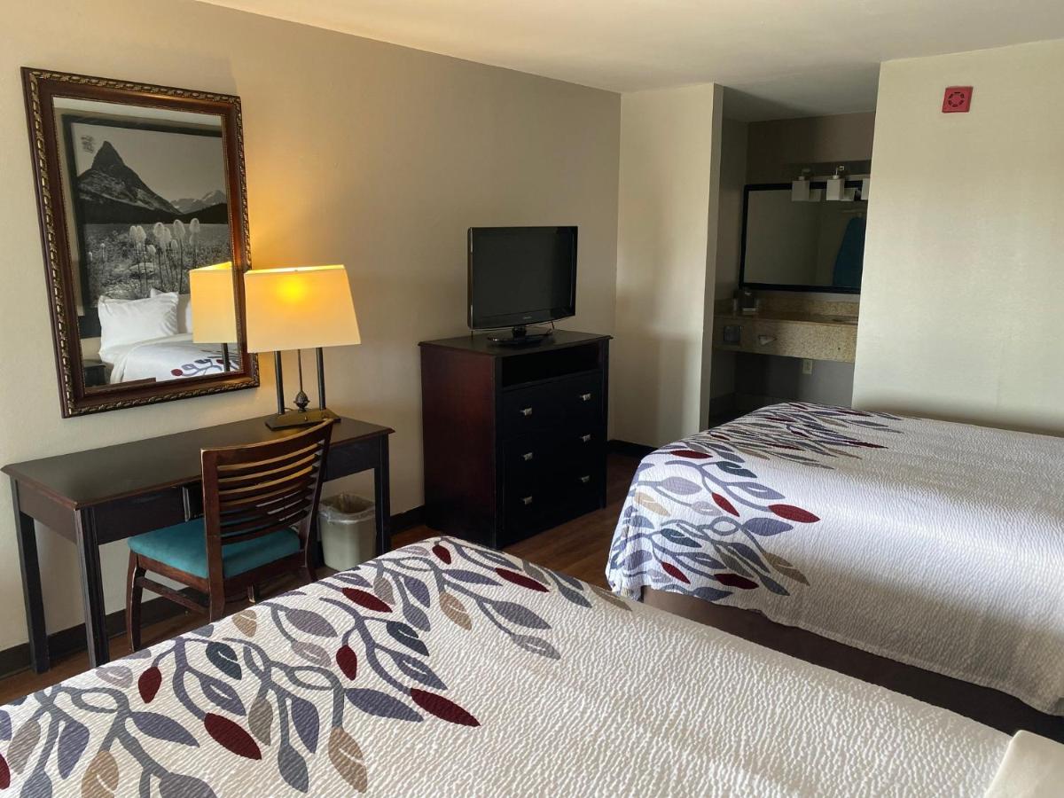 Deluxe Room with Two Full Beds Non-Smoking at Red Roof Inn Savannah North I-95 – Port Wentworth