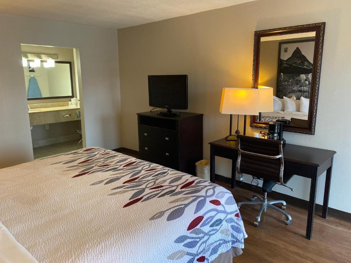 Superior King Room Non-Smoking at Red Roof Inn Savannah North I-95 – Port Wentworth