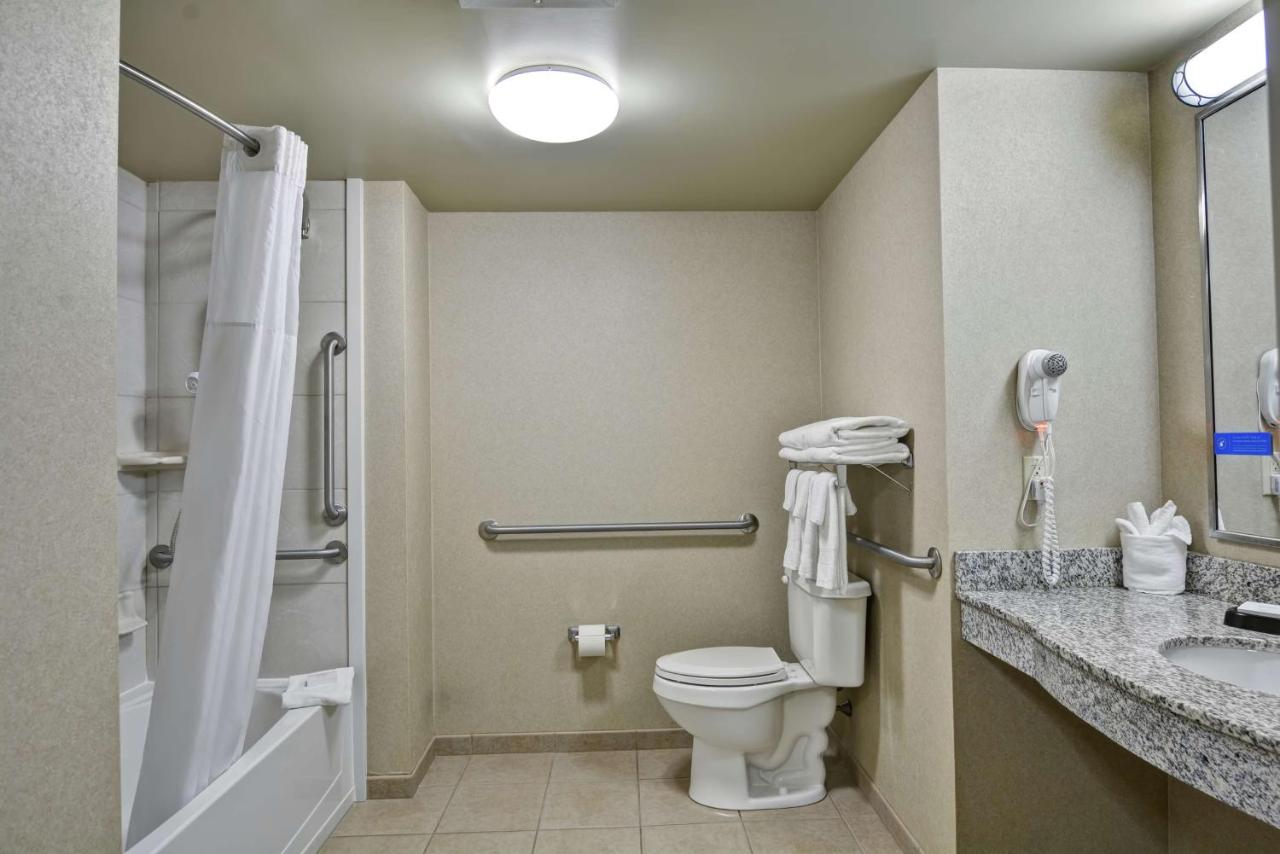 King Room Hearing Accessible with Tub - Non-Smoking at Hampton Inn Lewisburg