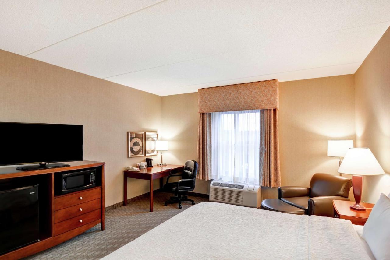 King Room Hearing Accessible with Tub - Non-Smoking at Hampton Inn Lewisburg