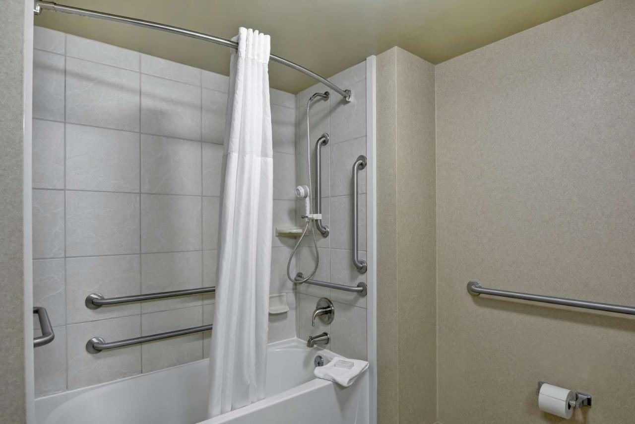 King Room Hearing Accessible with Tub - Non-Smoking at Hampton Inn Lewisburg
