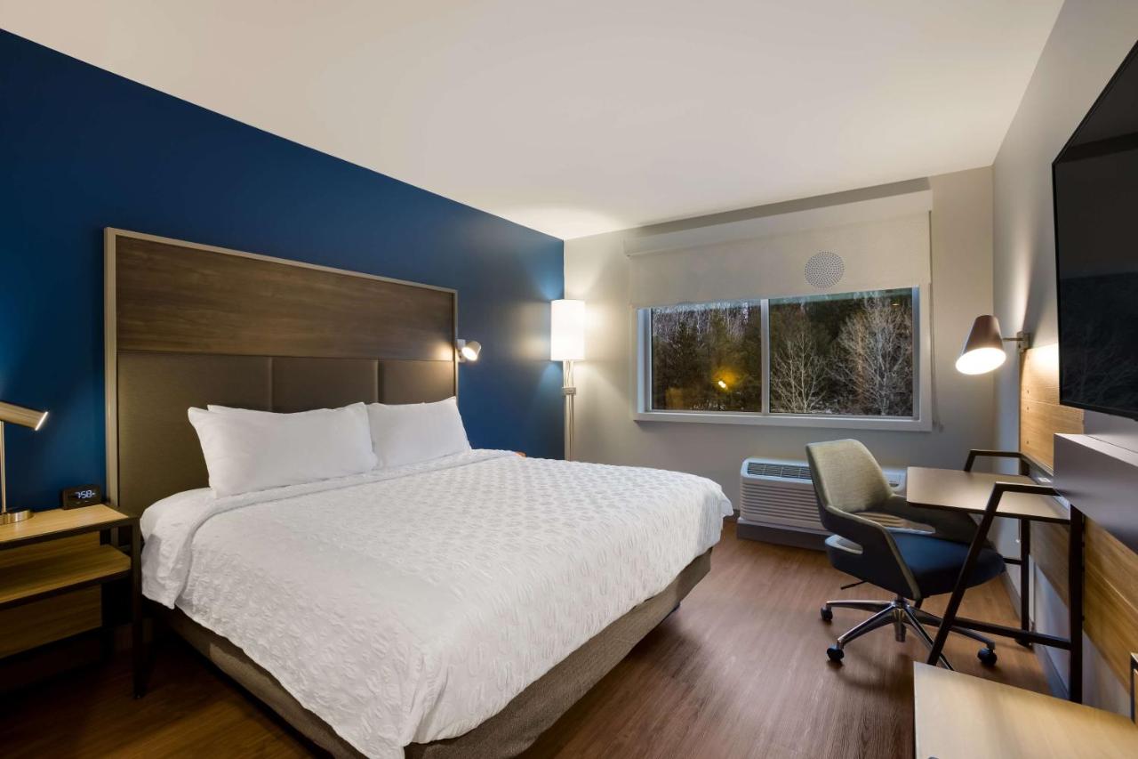 King Room with Walk In Shower at Tru By Hilton Traverse City