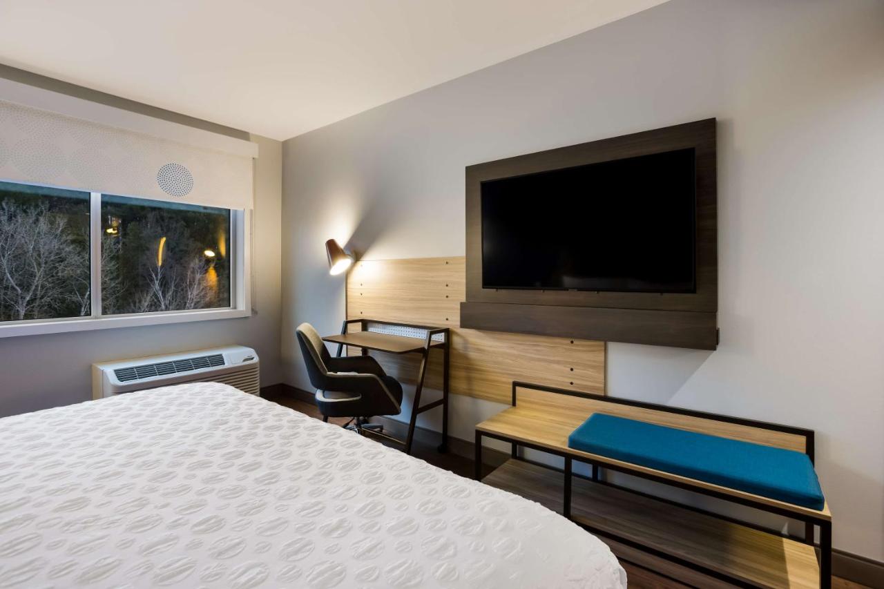 King Room with Walk In Shower at Tru By Hilton Traverse City