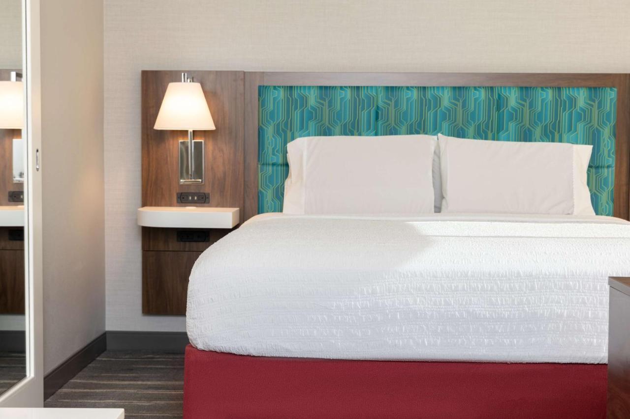 King Studio with Sofa Bed - Hearing Accessible at Hampton Inn & Suites Santa Rosa Sonoma Wine Country
