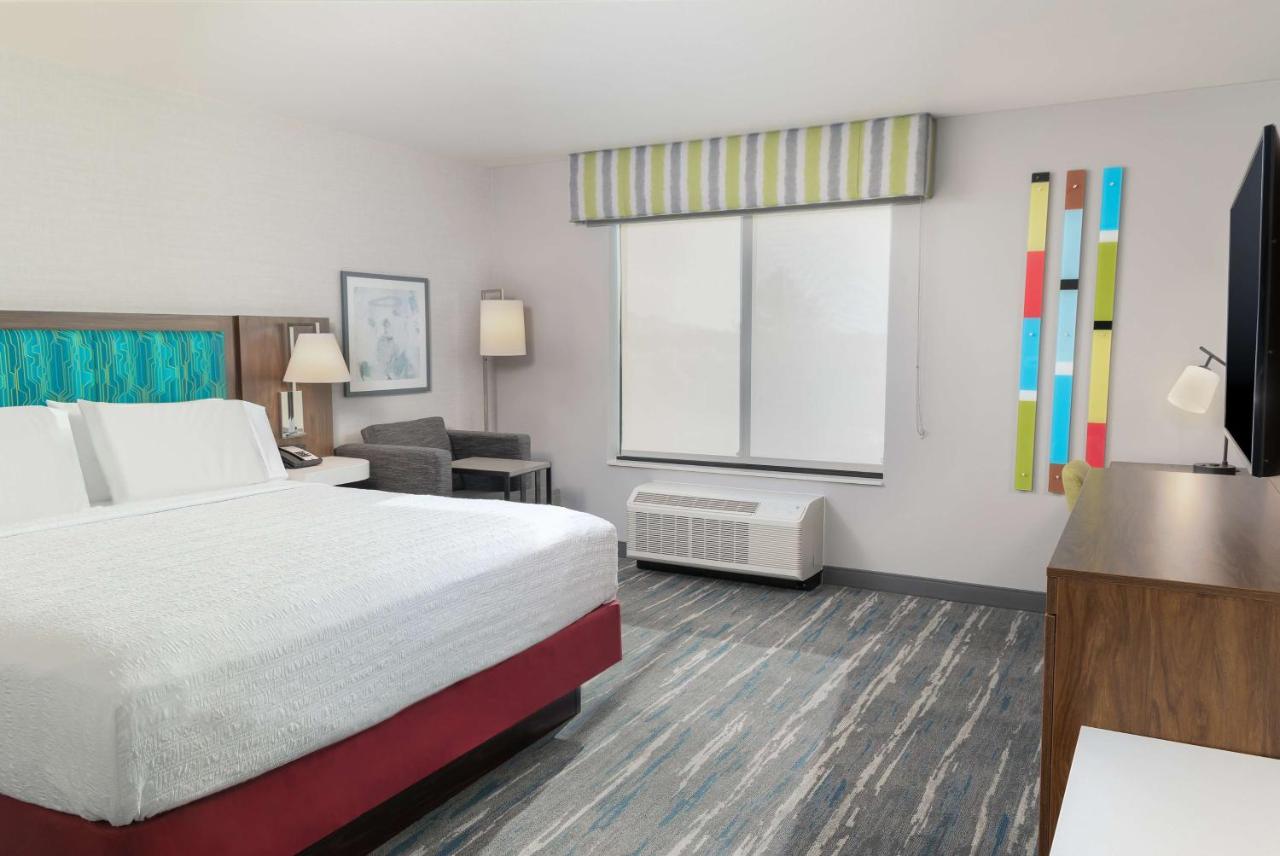 King Room at Hampton Inn & Suites Santa Rosa Sonoma Wine Country