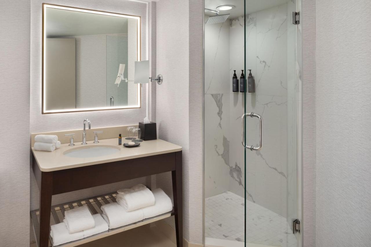Club lounge access, 1 Bedroom Larger Suite, 1 King at The Westin Atlanta Perimeter North
