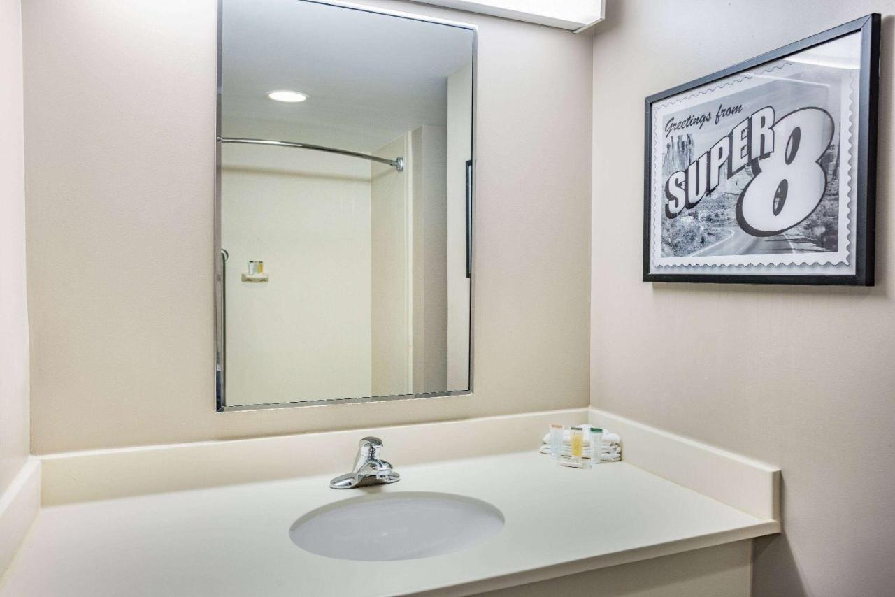 | Super 8 by Wyndham Mount Laurel