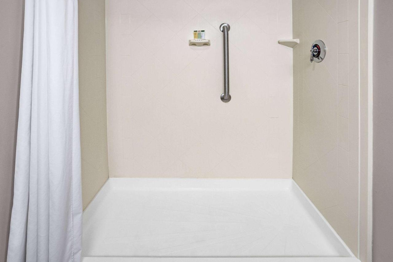| Super 8 by Wyndham Mount Laurel