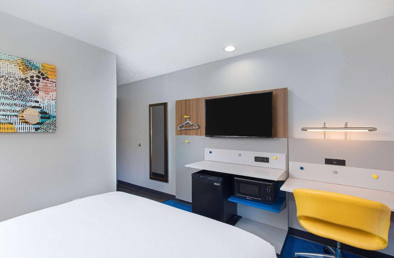 Queen Room - Non-Smoking at Microtel Inn and Suites by Wyndham Columbus North