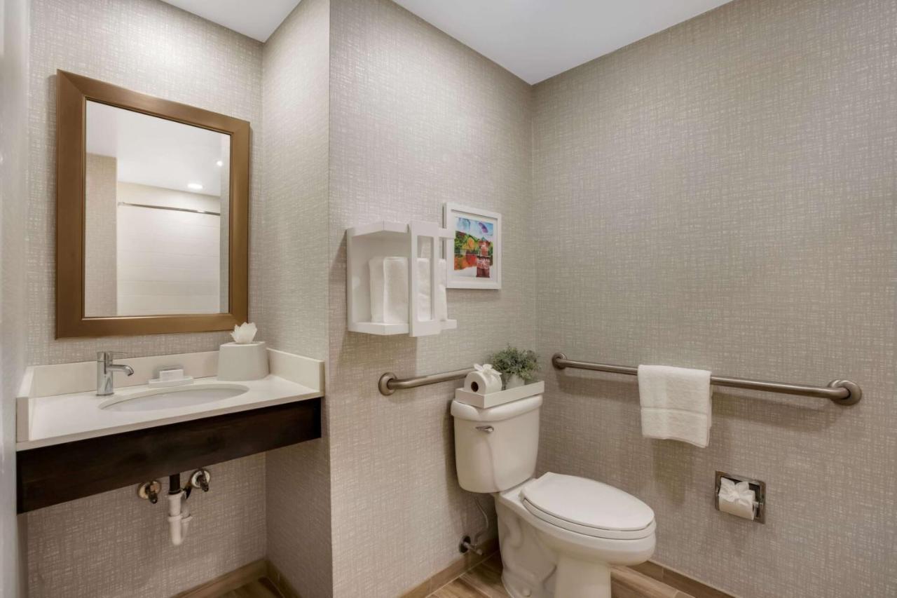 Queen Room with Mobility Access at Hampton Inn by Hilton Philadelphia / Willow Grove