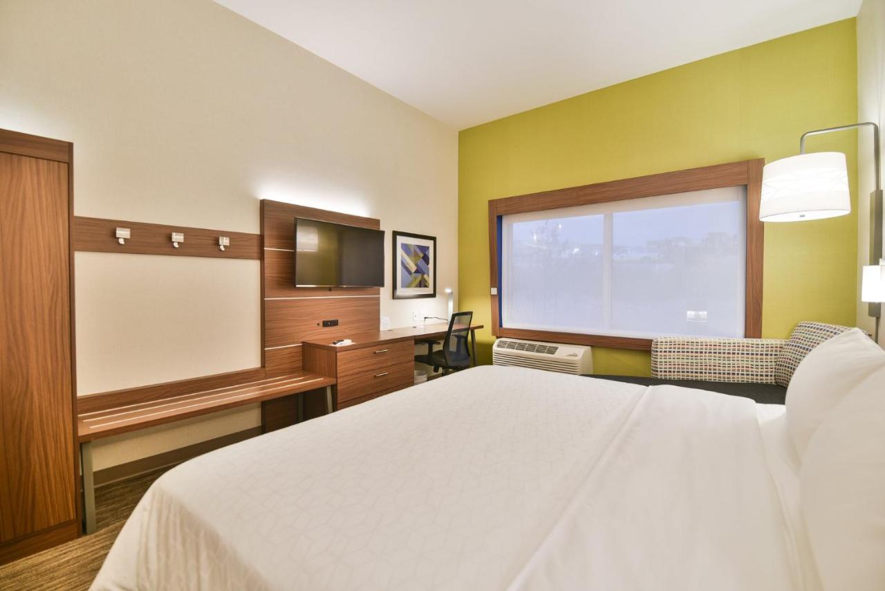 Deluxe King Room - Mobility Access Roll in Shower/Non-Smoking at Holiday Inn Express and Suites-Lehi - Thanksgiving Point by IHG