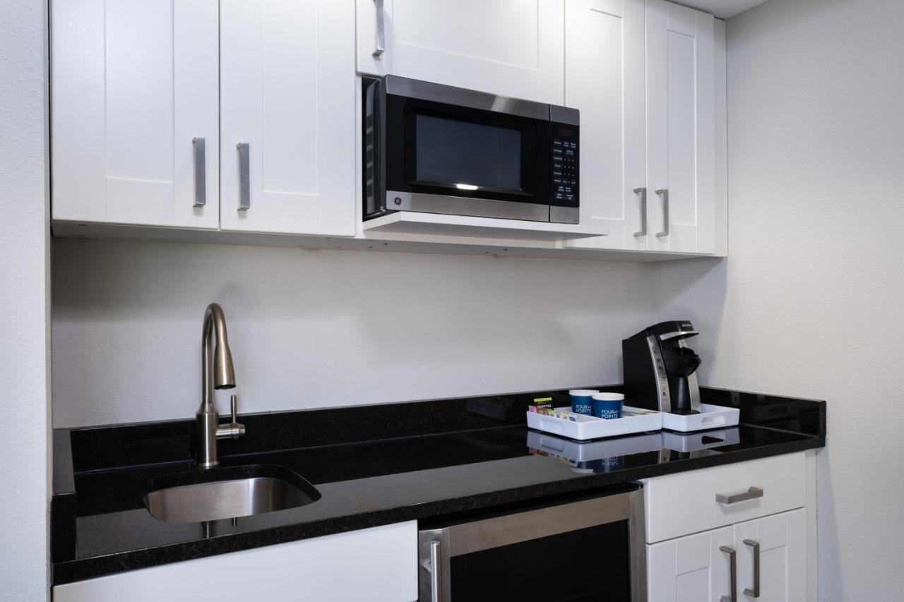 Suite, 1 King, City view, Corner room, Whirlpool at Four Points by Sheraton Mall of America Minneapolis Airport