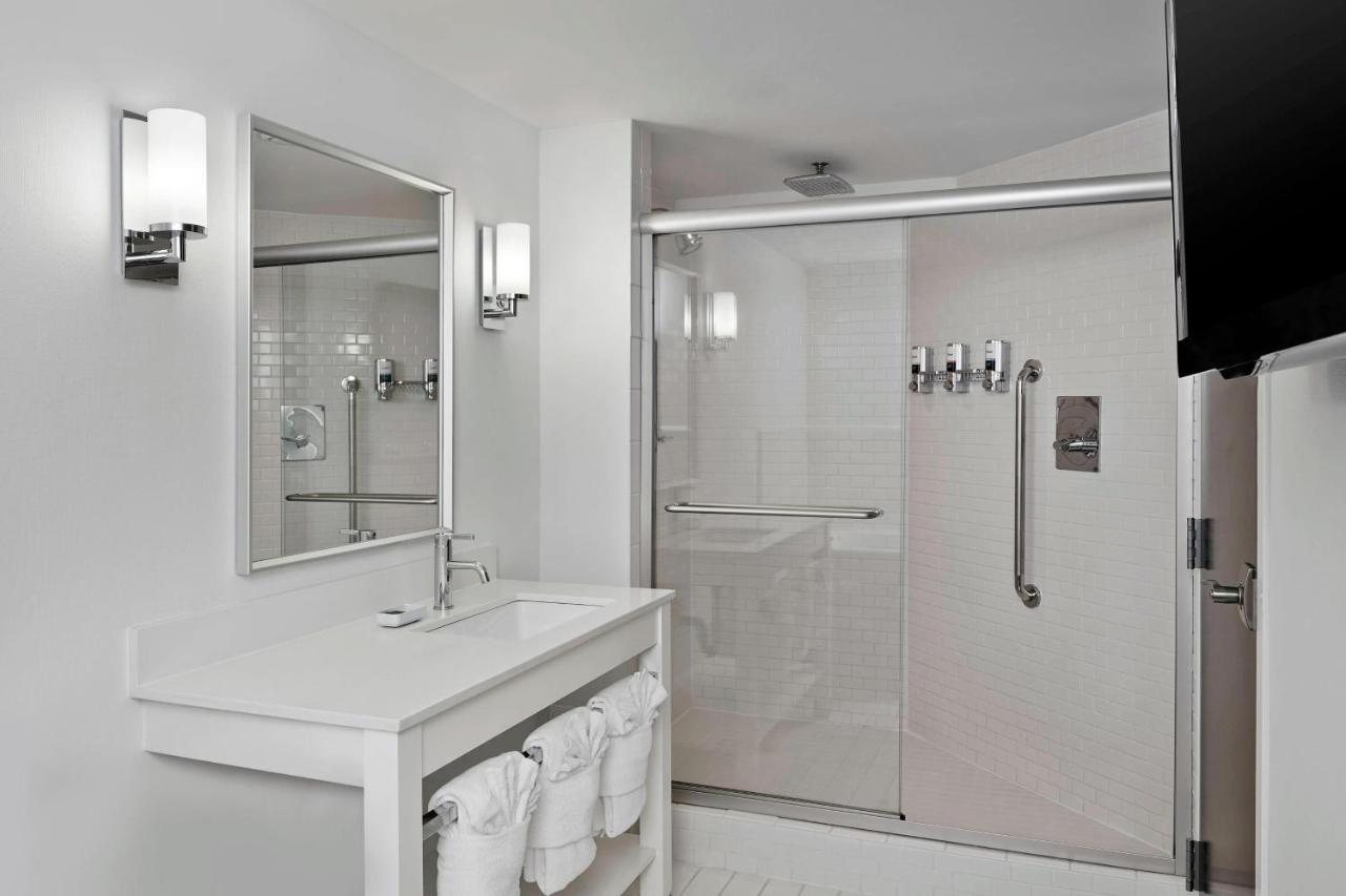 Suite, 1 King, City view, Corner room, Whirlpool at Four Points by Sheraton Mall of America Minneapolis Airport