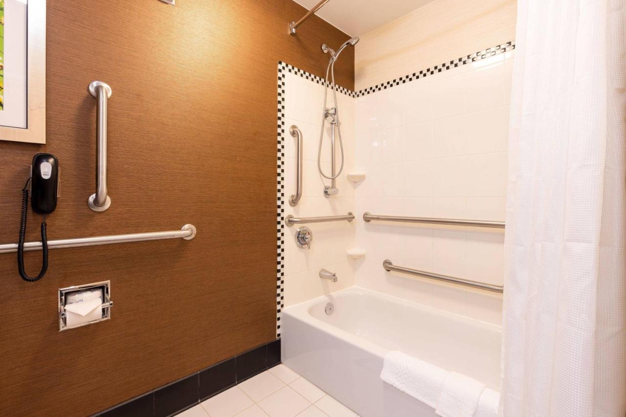 | Fairfield Inn & Suites Bedford