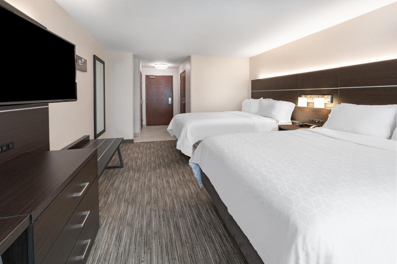 Queen Room with Two Queen Beds at Holiday Inn Express & Suites Trinidad by IHG