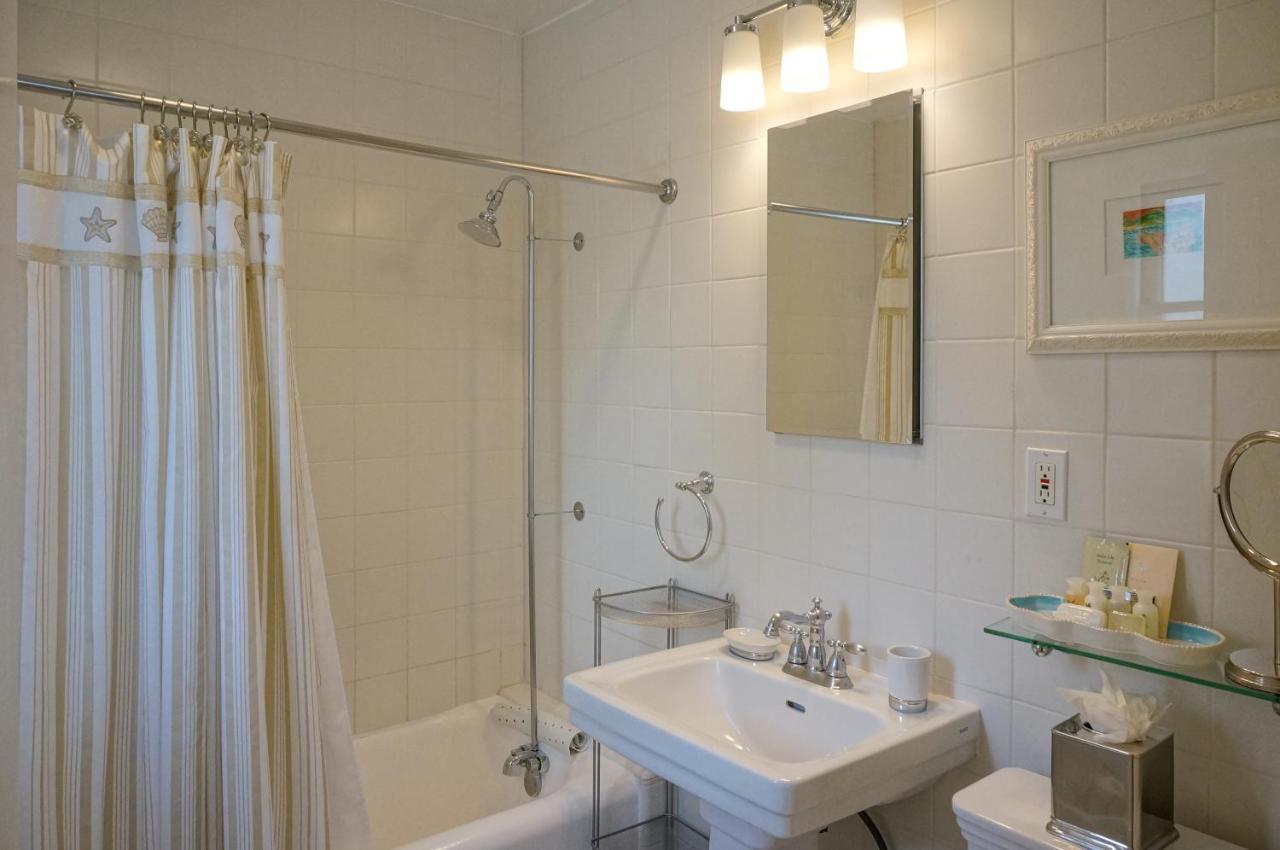 Deluxe King Studio with Kitchen - 118A at Harbor House Inn