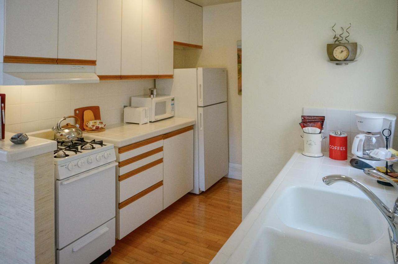 Deluxe King Studio with Kitchen - 118A at Harbor House Inn