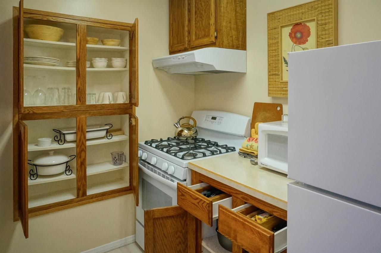 Deluxe King Studio with Kitchen - 118C at Harbor House Inn