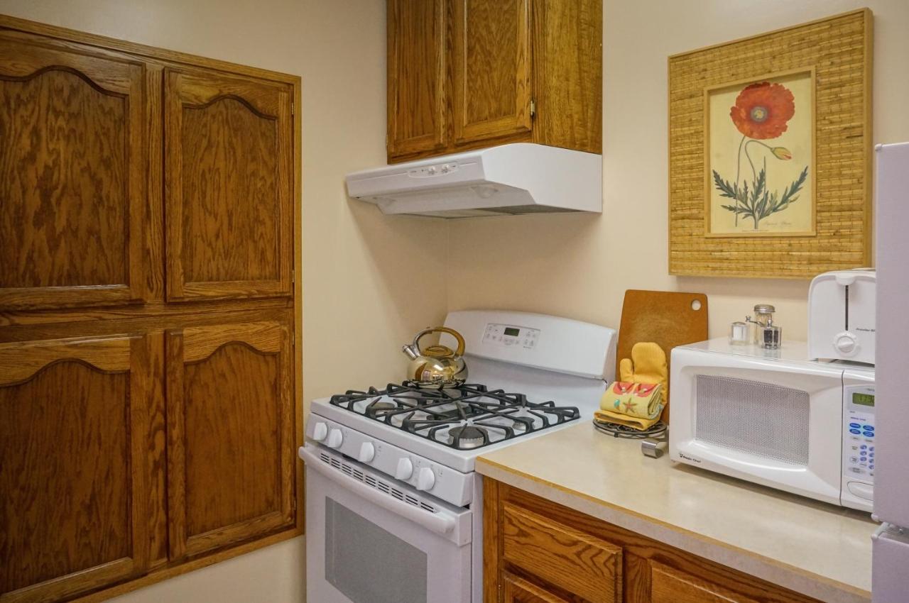 Deluxe King Studio with Kitchen - 118C at Harbor House Inn