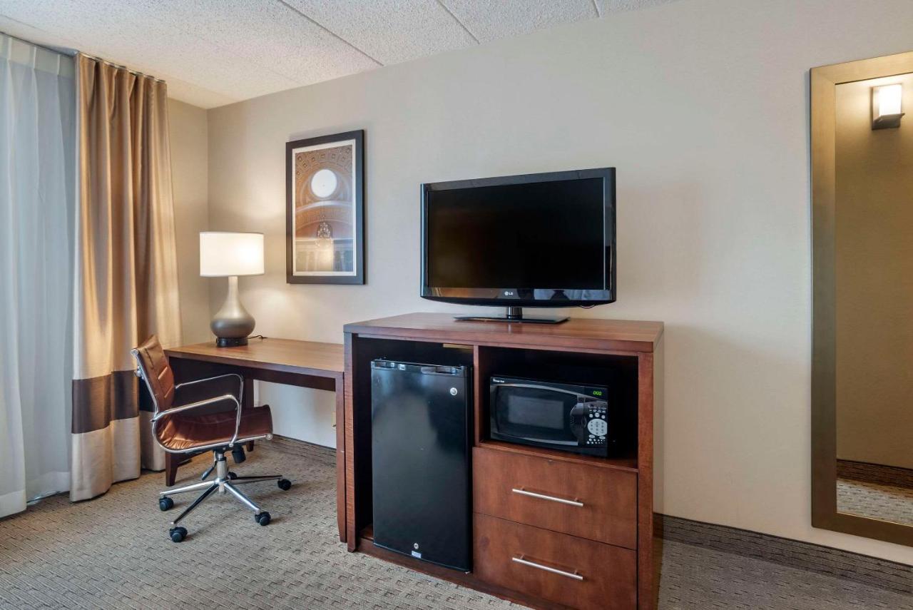 Queen Room - Non-Smoking at Comfort Inn Shady Grove - Gaithersburg - Rockville