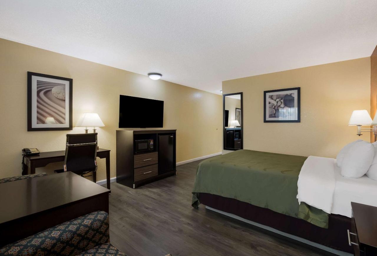 Queen Room - Accessible/Nonsmoking at Quality Inn & Suites Medford Airport