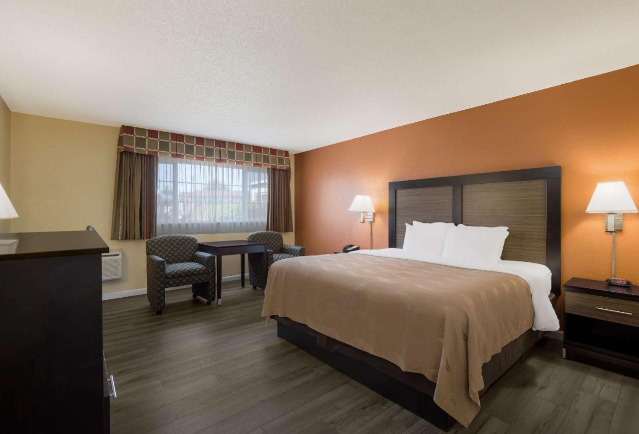 King Room at Quality Inn & Suites Medford Airport