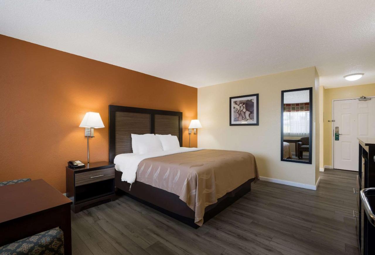 King Room at Quality Inn & Suites Medford Airport