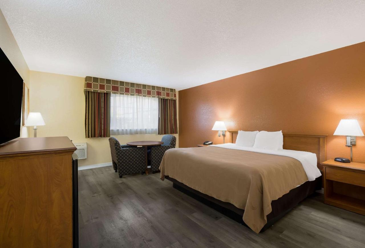 Queen Room at Quality Inn & Suites Medford Airport
